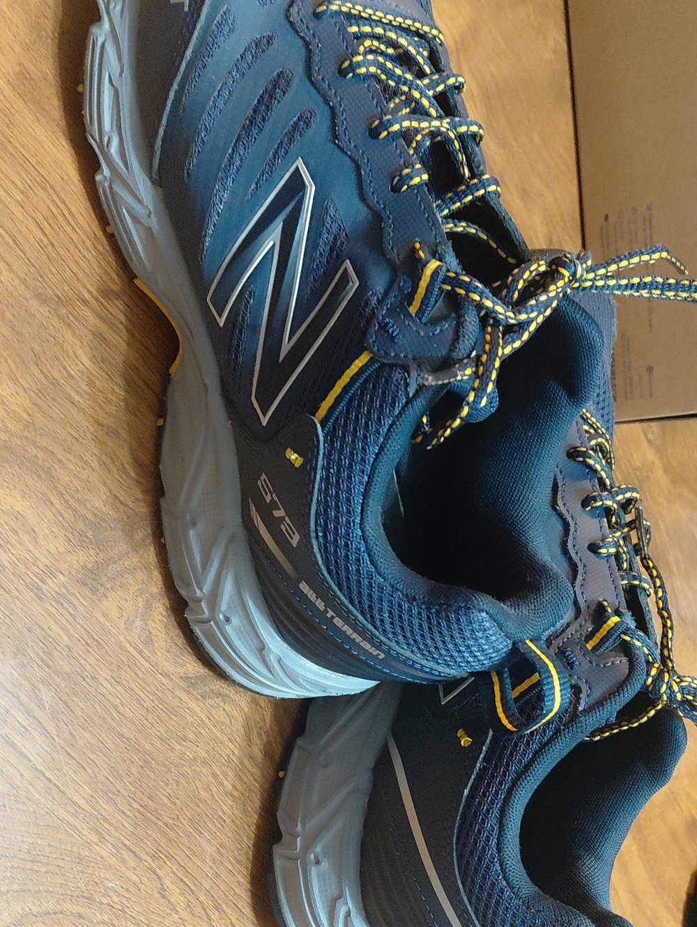 New Balance Mens Navy and Yellow Lace-Up Trail Sneakers